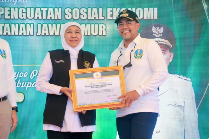 
					PENGHARGAAN: Bupati Probolinggo, Gus dr. Haris, saat menerima piagam penghargaan dari Gubernur Jatim, Khofifah Indar Parawansa. (foto: istimewa)