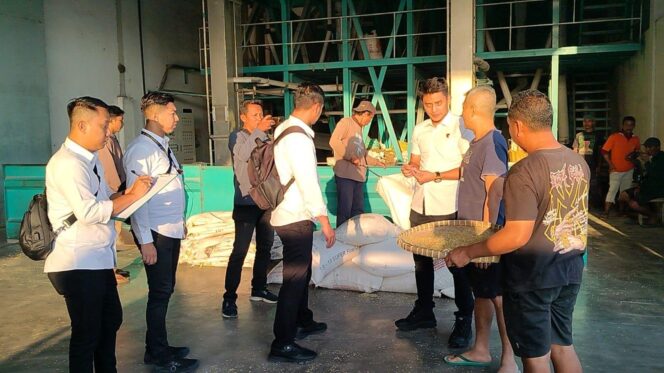 
					SIDAK: Suasana sidak beras yang dilakukan Satgas Tipidter Polres Jember. (Foto: Istimewa)
