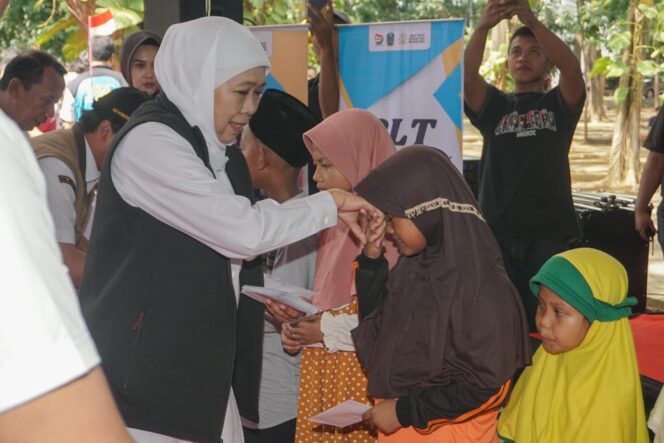 
					Gubernur Jawa Timur, Khofifah Indar Parawansa menyerahkan bantuan sosial secara simbolis kepada warga Kota Pasuruan dalam peringatan Hari Anak Nasional ke-41 di Taman Sekargadung.