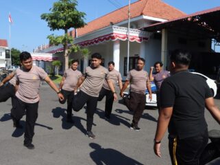 Sejumlah personel Polres Pasuruan Kota mengikuti program pembinaan fisik