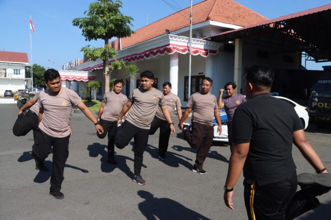 
					Sejumlah personel Polres Pasuruan Kota mengikuti program pembinaan fisik