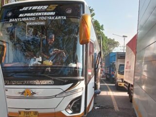 Bus Akas Aurora yang tergabung di Organda Probolinggo saat terjebak macet di Banyuwangi (Foto: Istimewa)