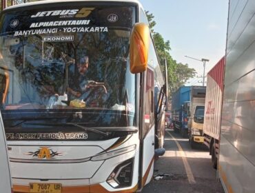 Bus Akas Aurora yang tergabung di Organda Probolinggo saat terjebak macet di Banyuwangi (Foto: Istimewa)