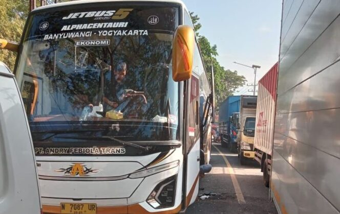 
					Bus Akas Aurora yang tergabung di Organda Probolinggo saat terjebak macet di Banyuwangi (Foto: Istimewa)