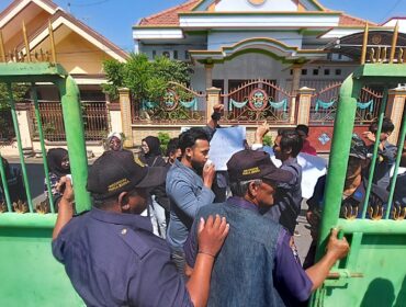 Aksi demo yang dilakukan kahasiswa UPM di depan gerbang kampus.