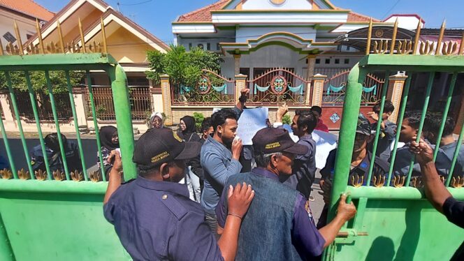 
					Aksi demo yang dilakukan kahasiswa UPM di depan gerbang kampus.