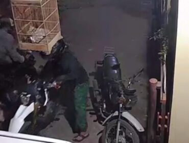 Tangkapan layar video CCTV saat kedua pelaku hendak membawa kabur motor curiannya di Desa Triwungan, Kecamatan Kotaanyar, Kabupaten Probolinggo
