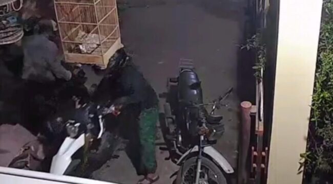 Tangkapan layar video CCTV saat kedua pelaku hendak membawa kabur motor curiannya di Desa Triwungan, Kecamatan Kotaanyar, Kabupaten Probolinggo