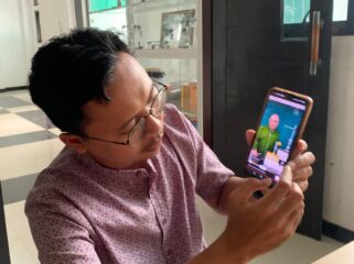 Kaprodi Tadris Ilmu Pengetahuan Alam (TIPA), Fakultas Tarbiyah dan Ilmu Keguruan (FTIK), UIN KH Achmad Siddiq Jember, Dinar Maftukh Fajar, saat menjelaskan ilustrasi frekuensi. (Foto: M. Abd Rozak Mubarok) 
