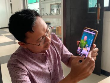 Kaprodi Tadris Ilmu Pengetahuan Alam (TIPA), Fakultas Tarbiyah dan Ilmu Keguruan (FTIK), UIN KH Achmad Siddiq Jember, Dinar Maftukh Fajar, saat menjelaskan ilustrasi frekuensi. (Foto: M. Abd Rozak Mubarok) 