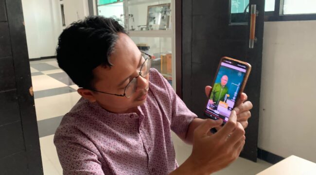 Kaprodi Tadris Ilmu Pengetahuan Alam (TIPA), Fakultas Tarbiyah dan Ilmu Keguruan (FTIK), UIN KH Achmad Siddiq Jember, Dinar Maftukh Fajar, saat menjelaskan ilustrasi frekuensi. (Foto: M. Abd Rozak Mubarok) 