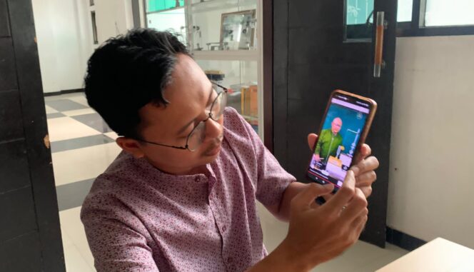 
					Kaprodi Tadris Ilmu Pengetahuan Alam (TIPA), Fakultas Tarbiyah dan Ilmu Keguruan (FTIK), UIN KH Achmad Siddiq Jember, Dinar Maftukh Fajar, saat menjelaskan ilustrasi frekuensi. (Foto: M. Abd Rozak Mubarok) 