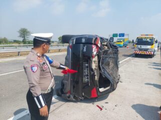 Polisi melakukan olah TKP di Tol Gempol-Pasuruan.