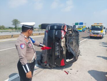 Polisi melakukan olah TKP di Tol Gempol-Pasuruan.