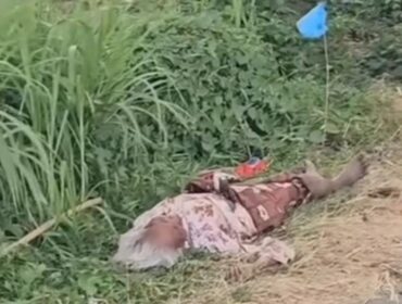 Tangkapan layar saat Nortaji, warga Desa Jambangan, Kecamatan Besuk, Kabupaten Probolinggo, tidur di pinggir jalan usai diusir oleh anaknya. (foto: istimewa)