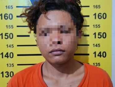 Pelaku pencurian dengan kekerasan, AJP (22) usai diringkus aparat kepolisian Polres Probolinggo. (foto: Istimewa).