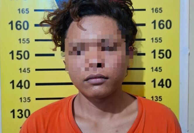 
					Pelaku pencurian dengan kekerasan, AJP (22) usai diringkus aparat kepolisian Polres Probolinggo. (foto: Istimewa).