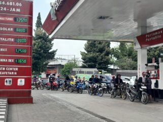 KOSONG: Salah satu SPBU di Jember yang mengalami kelangkaan BBM. (Foto: M. Abd Rozak Mubarok)