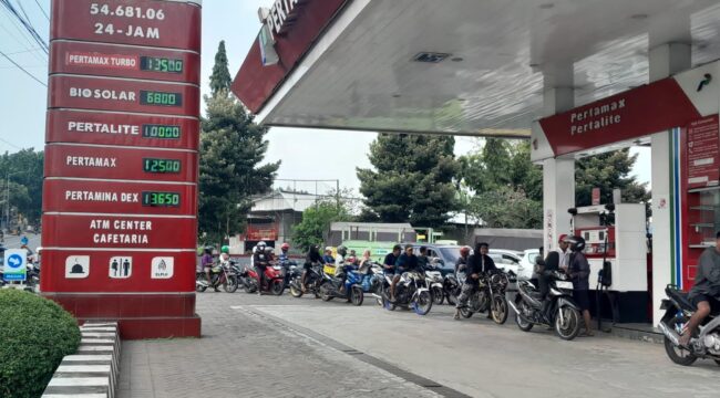 KOSONG: Salah satu SPBU di Jember yang mengalami kelangkaan BBM. (Foto: M. Abd Rozak Mubarok)