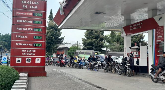
					KOSONG: Salah satu SPBU di Jember yang mengalami kelangkaan BBM. (Foto: M. Abd Rozak Mubarok)