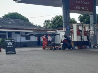 KOSONG: Salah satu SPBU di Jember yang mengalami kelangkaan BBM. (Foto: M. Abd Rozak Mubarok)
