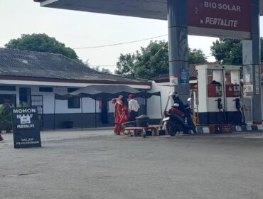 KOSONG: Salah satu SPBU di Jember yang mengalami kelangkaan BBM. (Foto: M. Abd Rozak Mubarok)
