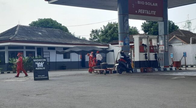 KOSONG: Salah satu SPBU di Jember yang mengalami kelangkaan BBM. (Foto: M. Abd Rozak Mubarok)
