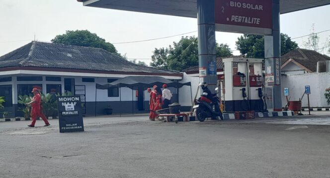 
					KOSONG: Salah satu SPBU di Jember yang mengalami kelangkaan BBM. (Foto: M. Abd Rozak Mubarok)
