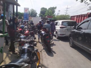 ANTREAN: Antrean panjang warnai sejumlah SPBU di Jember yang masih terjadi hingga Minggu (27/7/25) siang. (foto: M. Abd. Rozaq Mubarok) 