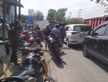 ANTREAN: Antrean panjang warnai sejumlah SPBU di Jember yang masih terjadi hingga Minggu (27/7/25) siang. (foto: M. Abd. Rozaq Mubarok) 