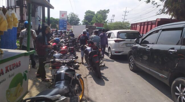 ANTREAN: Antrean panjang warnai sejumlah SPBU di Jember yang masih terjadi hingga Minggu (27/7/25) siang. (foto: M. Abd. Rozaq Mubarok) 