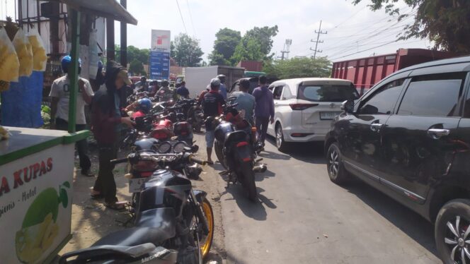 
					ANTREAN: Antrean panjang warnai sejumlah SPBU di Jember yang masih terjadi hingga Minggu (27/7/25) siang. (foto: M. Abd. Rozaq Mubarok) 