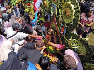 Warga Desa Kandangan berebut jolen di Situs Selogending (Foto: Asmadi).