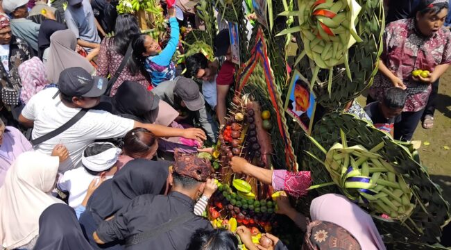 Warga Desa Kandangan berebut jolen di Situs Selogending (Foto: Asmadi).