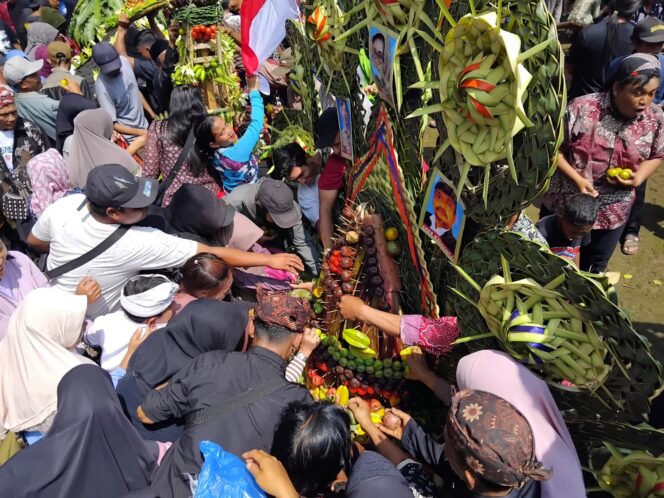 
					Warga Desa Kandangan berebut jolen di Situs Selogending (Foto: Asmadi).
