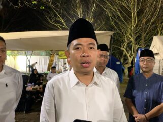 Bupati Jember, Muhammad Fawait, menyampaikan rencana pembangunan jalan tol saat pelaksanaan ketiga program Bunga Desaku di Kecamatan Ambulu, Minggu, (27/7/25) malam. (Foto: M. Abd Rozaq Mubarok).