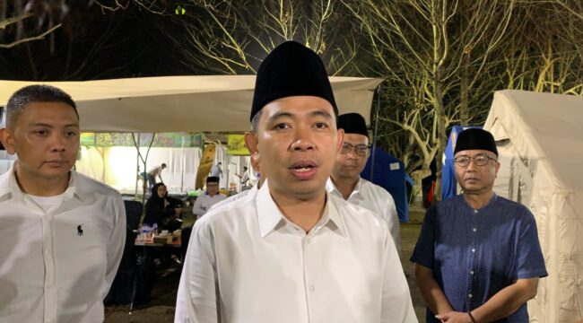 Bupati Jember, Muhammad Fawait, menyampaikan rencana pembangunan jalan tol saat pelaksanaan ketiga program Bunga Desaku di Kecamatan Ambulu, Minggu, (27/7/25) malam. (Foto: M. Abd Rozaq Mubarok).