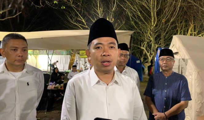 
					Bupati Jember, Muhammad Fawait, menyampaikan rencana pembangunan jalan tol saat pelaksanaan ketiga program Bunga Desaku di Kecamatan Ambulu, Minggu, (27/7/25) malam. (Foto: M. Abd Rozaq Mubarok).