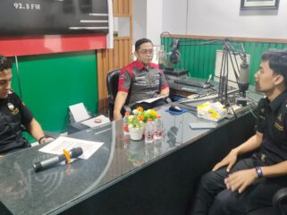 SOSIALISASI: Suasana Podcast edukasi publik di studio Bromo FM Kraksaan bersama petugas Bea Cukai Probolinggo. (foto: Ali Ya'lu).