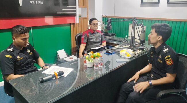 SOSIALISASI: Suasana Podcast edukasi publik di studio Bromo FM Kraksaan bersama petugas Bea Cukai Probolinggo. (foto: Ali Ya'lu).