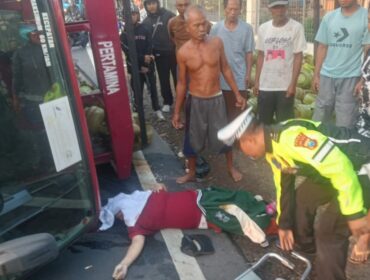 Polisi melakukan olah TKP kecelakaan maut di Pandaan, Kabupaten Pasuruan. (Foto: Moh. Rois)