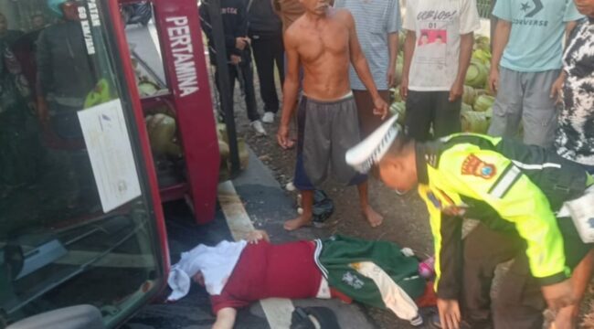 Polisi melakukan olah TKP kecelakaan maut di Pandaan, Kabupaten Pasuruan. (Foto: Moh. Rois)