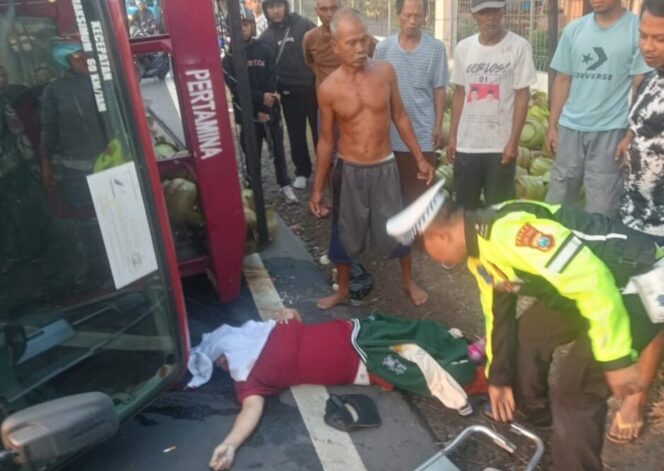 
					Polisi melakukan olah TKP kecelakaan maut di Pandaan, Kabupaten Pasuruan. (Foto: Moh. Rois)