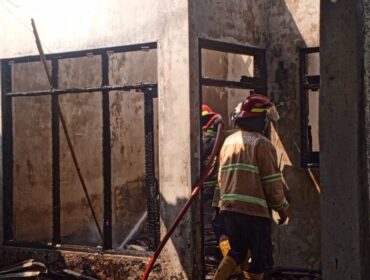 Proses pemadaman kebakaran.