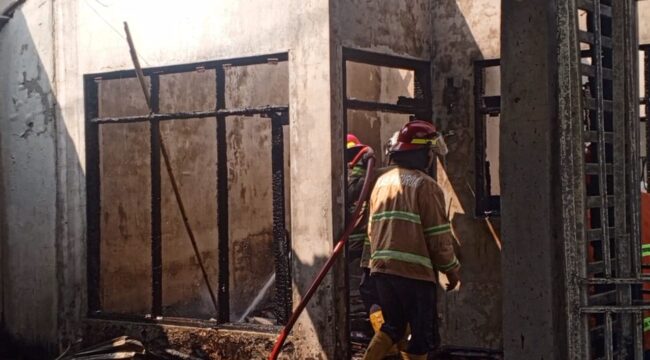 Proses pemadaman kebakaran.