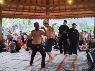 Tradisi ujung di Desa Kandangan, Kecamatan Senduro, Lumajang. (Foto: Asmadi).