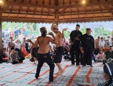 Tradisi ujung di Desa Kandangan, Kecamatan Senduro, Lumajang. (Foto: Asmadi).