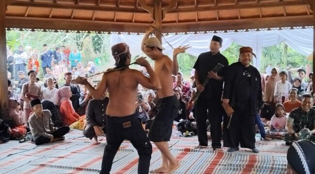 Tradisi ujung di Desa Kandangan, Kecamatan Senduro, Lumajang. (Foto: Asmadi).