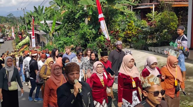 Tradisi Jolen yang digelar setiap tahun di bulan Suro kini mulai menggema hingga mancanegara (Foto: Asmadi).
