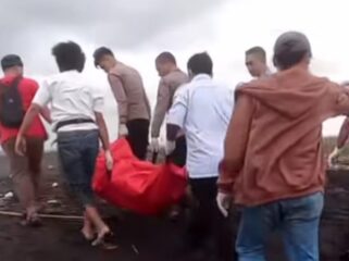 Proses evakuasi mayat tanpa identitas dan busana di pantai selatan Lumajang. (Foto: tangkapan layar).